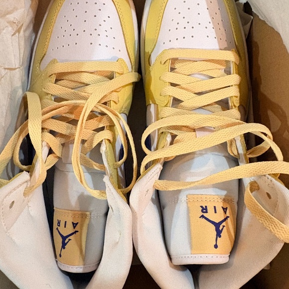 Women’s Air Jordan Nike 1 Mid - Picture 2 of 3